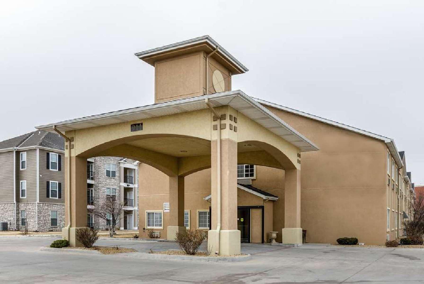 Super 8 By Wyndham Great Bend Hotel Exterior foto