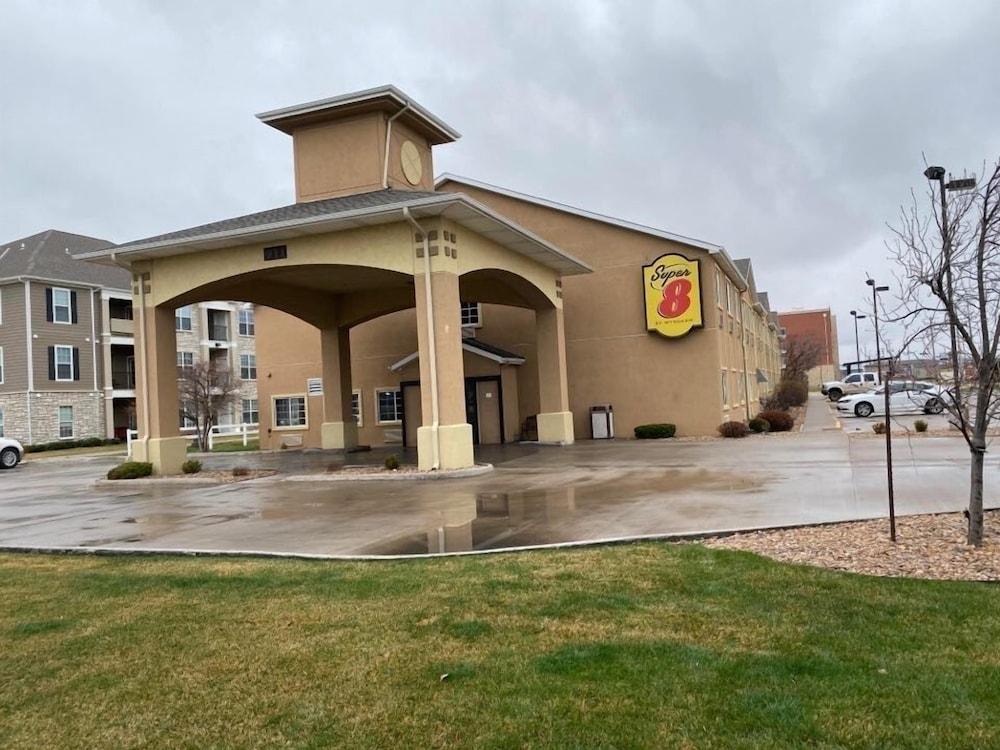 Super 8 By Wyndham Great Bend Hotel Exterior foto