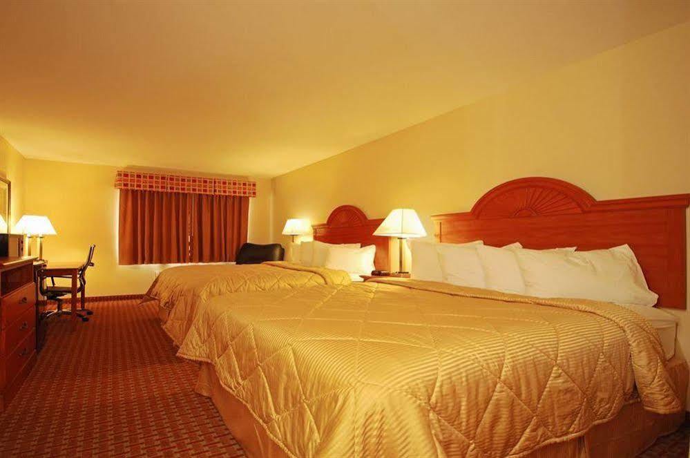 Super 8 By Wyndham Great Bend Hotel Exterior foto