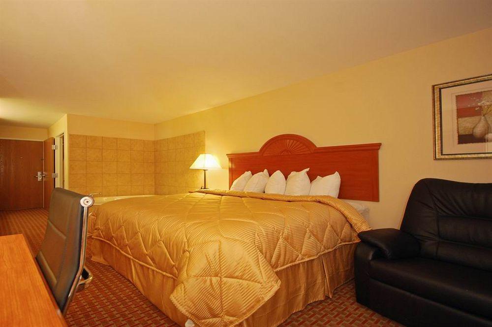 Super 8 By Wyndham Great Bend Hotel Quarto foto